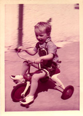 Monika Martin ihrem roten Dreirad (vier Jahre alt)
